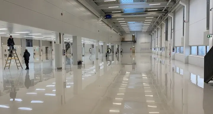 Großflächige Hallenbeschichtung in Arbeit