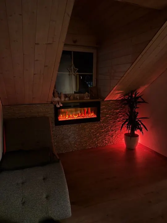 Dachgeschoss mit Steinwand und Kamin