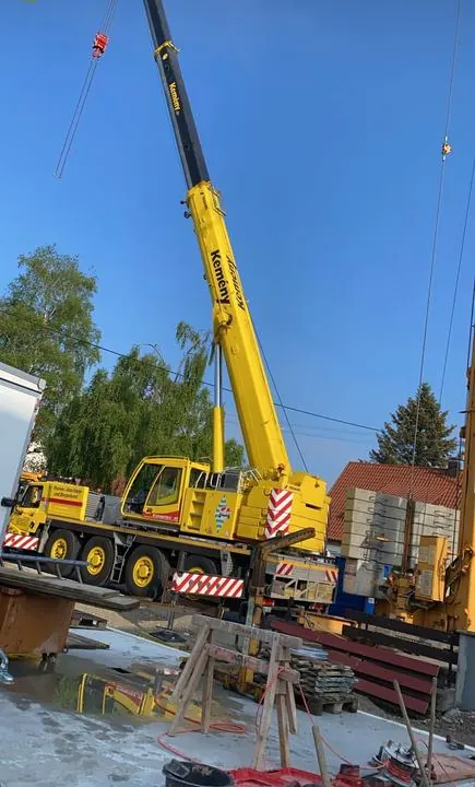 Einsatz mit Autokran auf der Baustelle