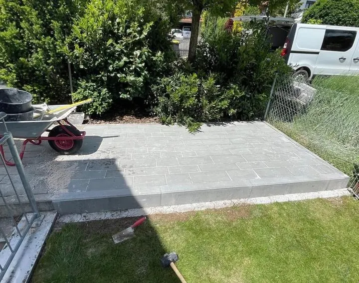 Neu angelegte Pflasterfläche im Garten