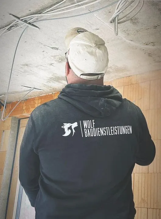 Mitarbeiter von Wolf Baudienstleistungen bei Arbeiten an einer Decke
